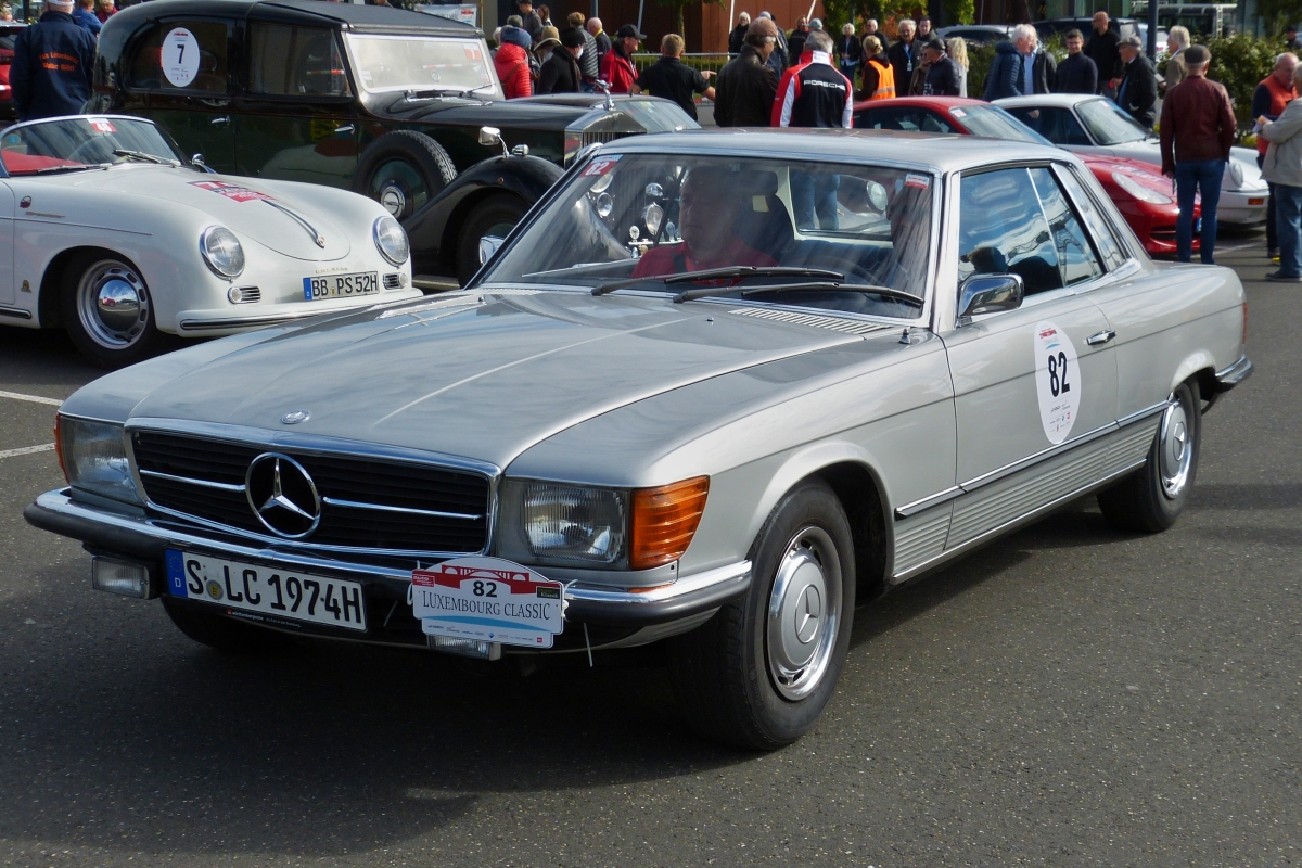 Mercedes Benz 350 SLC, BJ. 1983, aufgenommen während der Pause der Rundfahrt auf dem Parkplatz. 01.10.2021 