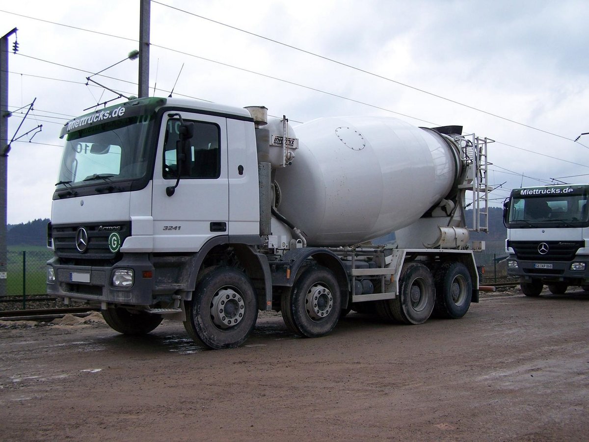 Mercedes-Benz Actros 3241 am 25.03.2007 auf einer Baustelle bei Lorentzweiler (Lux.)