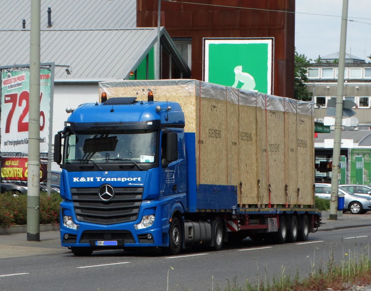 Mercedes Benz Actros am 08.06.16 in Frankfurt am Main