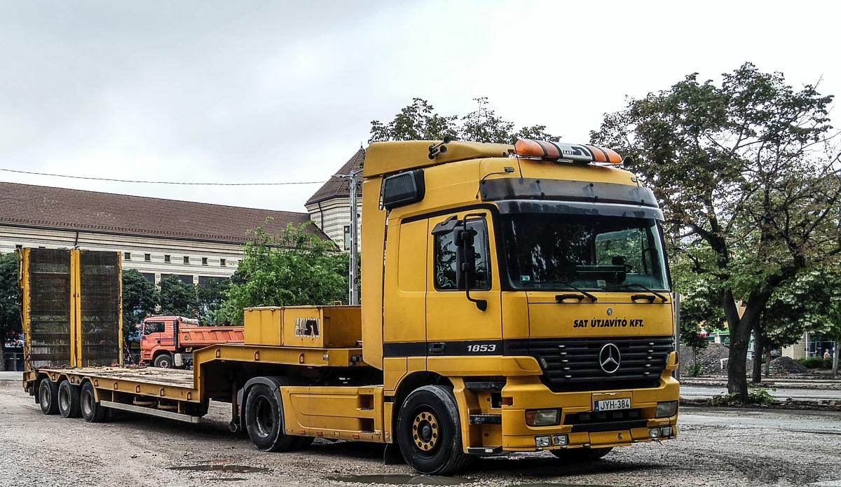 Mercedes-Benz Actros Baumaschienentransporter, fotografiert in Juni 2020. 