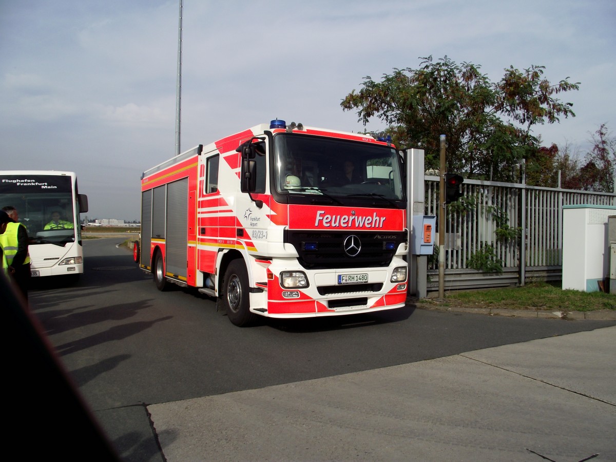Mercedes Benz Actros der Flughafen Feuerwehr Frankfurt am Main am 04.10.13 in Ramen einer Besichtigungs Tour 