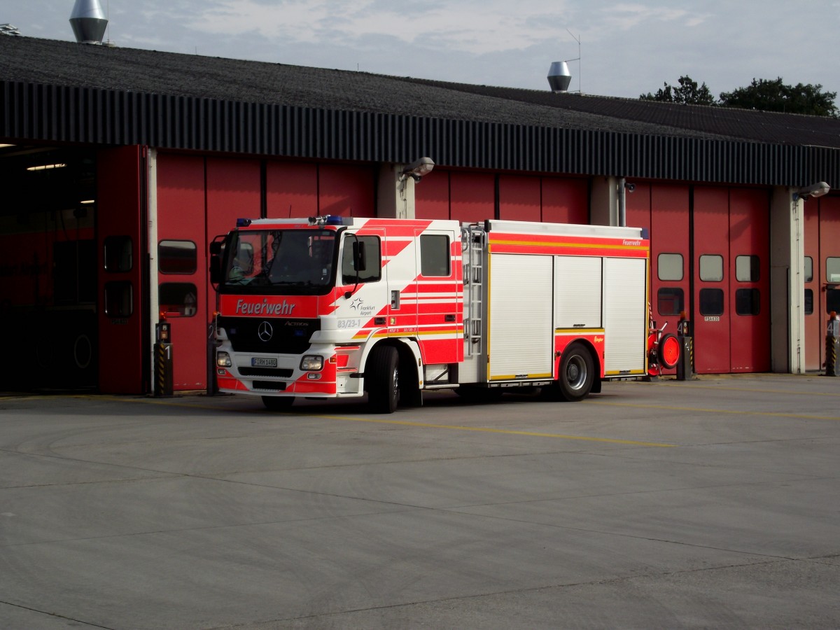 Mercedes Benz Actros der Fraport Feuerwehr steht vor der Wache 3 am 04.10.13 fotografiert in Ramen einer Besichtigungs Tour 