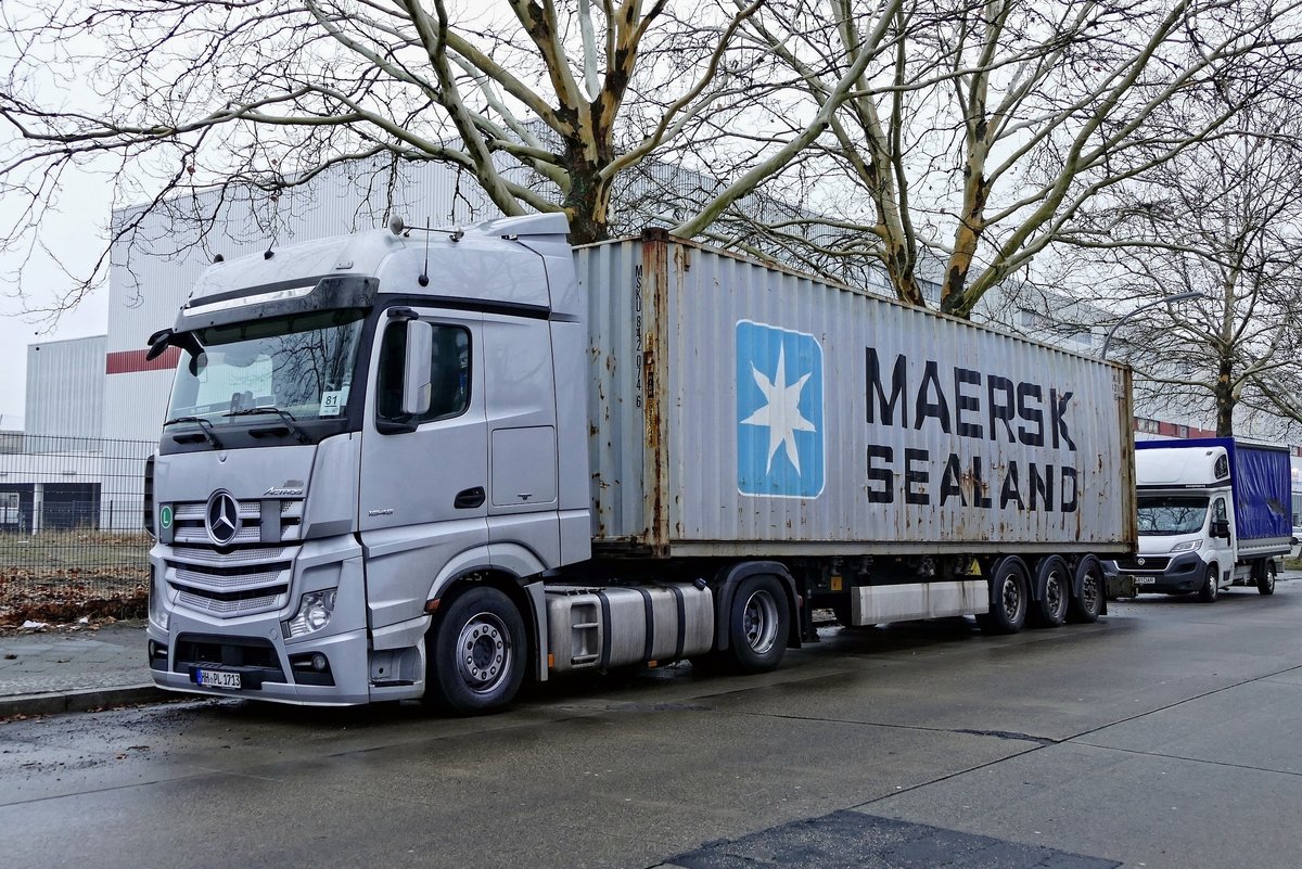 Mercedes -Benz Actros mit Container 'Maersk Sealand'. Berlin im Januar 2019.