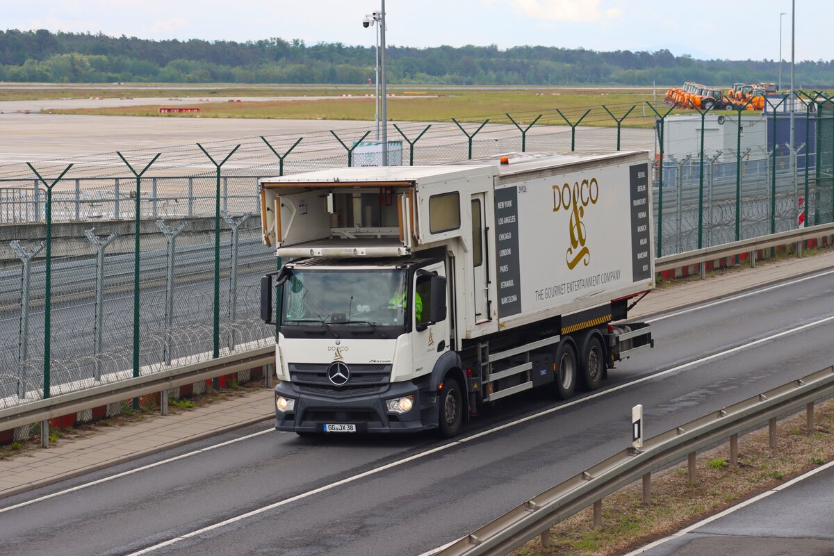 Mercedes Benz Antos 2577 Do & Co Catering am 15.05.26 am Frankfurter Flughafen 