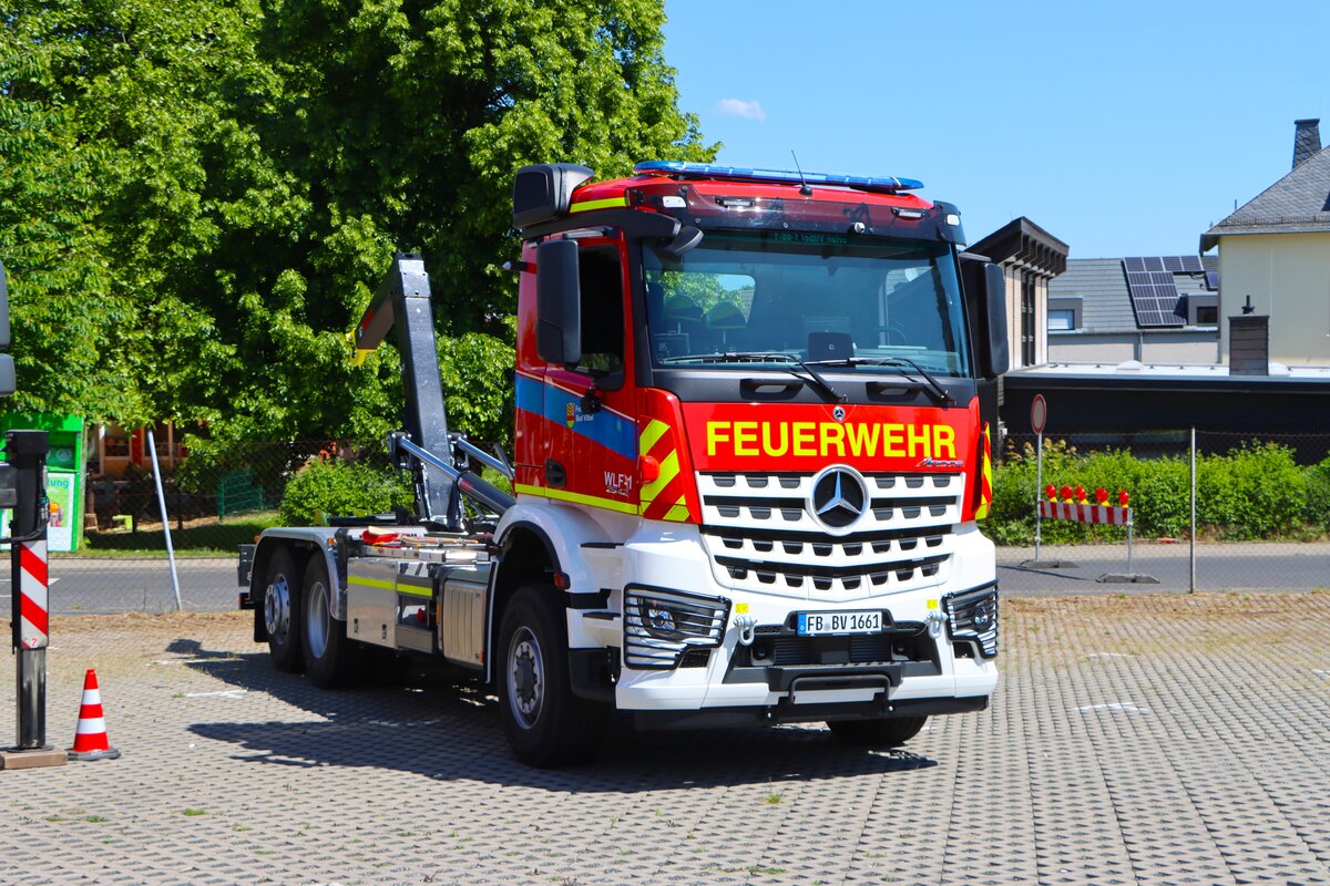 Mercedes Benz Arocs 2542 WLF Feuerwehr Bad Vilbel (Florian Vilbel 1-66-1) am 23.05.26 in Oberursel Stierstadt bei einer Fahrzeugausstellung 