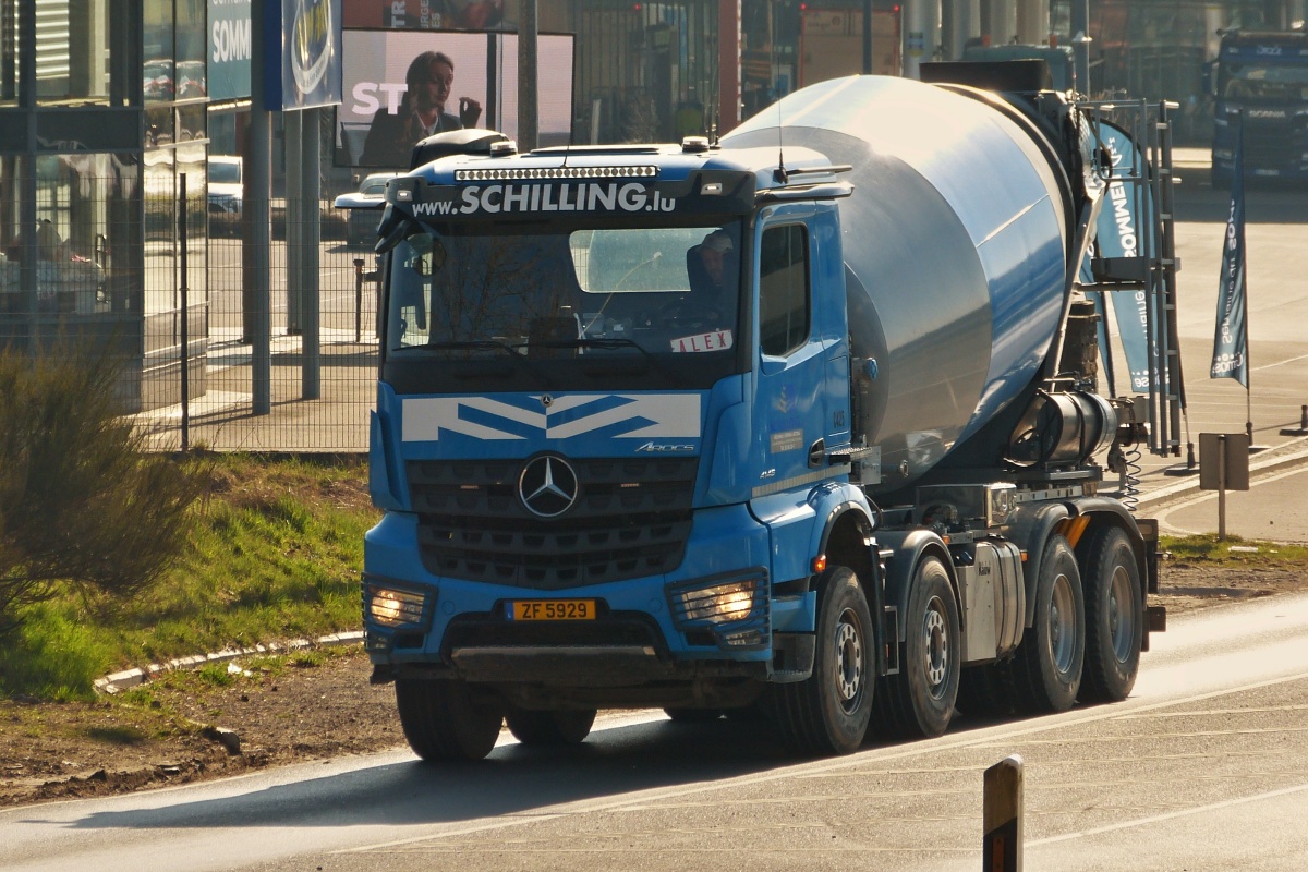 Mercedes Benz Arocs, Betonmischer unterwegs zu einer Baustelle. 03.2022 