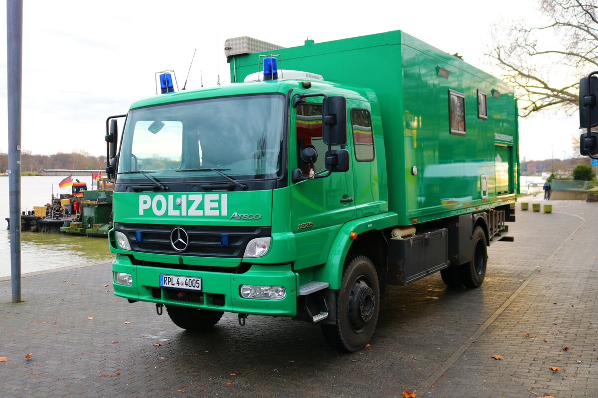 Mercedes Benz Atego GW-Taucher der Bereitschaftspolizei am 31.12.22 beim Silvesterschwimmen in Mainz am Rheinufer