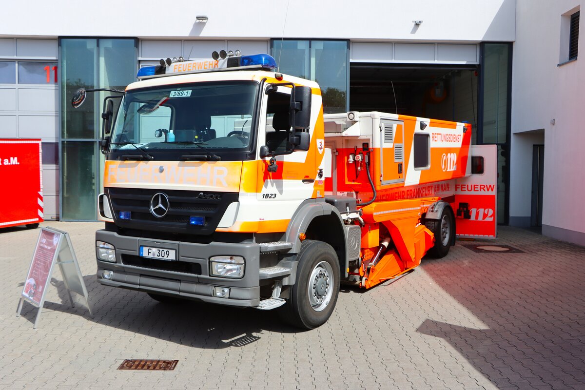 Mercedes Benz Axor 1823 SRTW Niederflurhubwagen Typ HD 23139 der Firma Anton Ruthmann GmbH & Co KG Berufsfeuerwehr Frankfurt (Florian Frankfurt 3/89-19) am 24.05.26 beim Tag der offenen T�r der Feuer- und Rettungswache 3 in Frankfurt Nied
