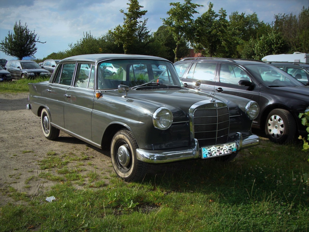 Mercedes-Benz Baureihe W110, Ausführung 1961/62 mit Blinkern auf den vorderen Kotflügeln, ohne Nebelscheinwerfer. Die kleine Heckflosse am 18.07.2011 in Warnsdorf bei Lübeck.