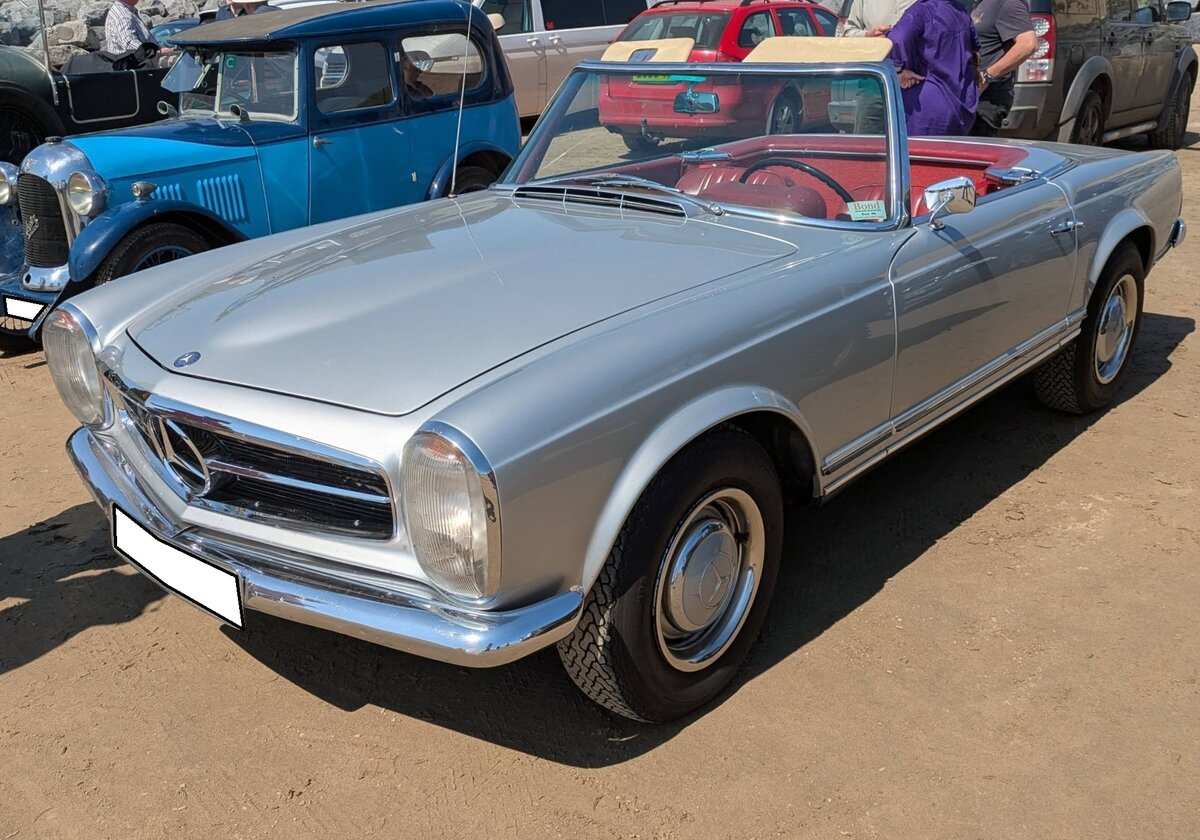 Mercedes Benz der Baureihe W113 in der Version 230SL. Produziert wurde die Baureihe W113 von 1963 bis 1971. Die, als  Pagoden-Mercedes  bekannte, Baureihe kam im Jahr 1963 auf den Markt. Der 230SL war in dieser Baureihe das Modell mit der schw�chsten Motorisierung und stand von 1963 bis 1967 im Verkaufsprospekt der Untert�rkheimer. Der Sechszylinderreihenmotor hat einen Hubraum von 2291 cm� und leistet 150 PS. Oldtimertreffen anl�sslich des 100´ten Jahrestages der Rekordfahrt von BABS am 27.04.2026 am Strand von Pendine Sands/West Wales.