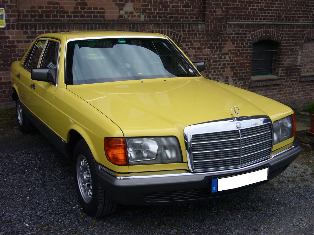 Mercedes Benz der Baureihe W126 im Farbton mimosengelb. Vorgestellt wurde das Modell auf der Frankfurter IAA des Jahres 1979. Das Fahrzeug konnte mit folgenden, zwei Radständen bestellt werden: 2935 mm (Standard) und 3075 mm (L-Version). Der Kunde konnte zwischen etliche Motorisierungen wählen. Den Anfang machte ein Sechszylinderreihenmotor mit einem Hubraum von 2597 cm³ und einer Leistung von 166 PS und die Spitzenmotorisierung war ein V8-Motor mit einem Hubraum von 5547 cm³ und einer Leistung von 300 PS. Oldtimertreffen an der Niebu(h)rg in Oberhausen am 18.10.2015.