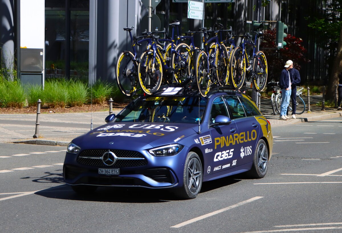 Mercedes Benz C-Klasse eines Radrennteams beim Radklassiker Rund um den Finanzplatz Eschborn in Frankfurt am Main am 01.05.26 