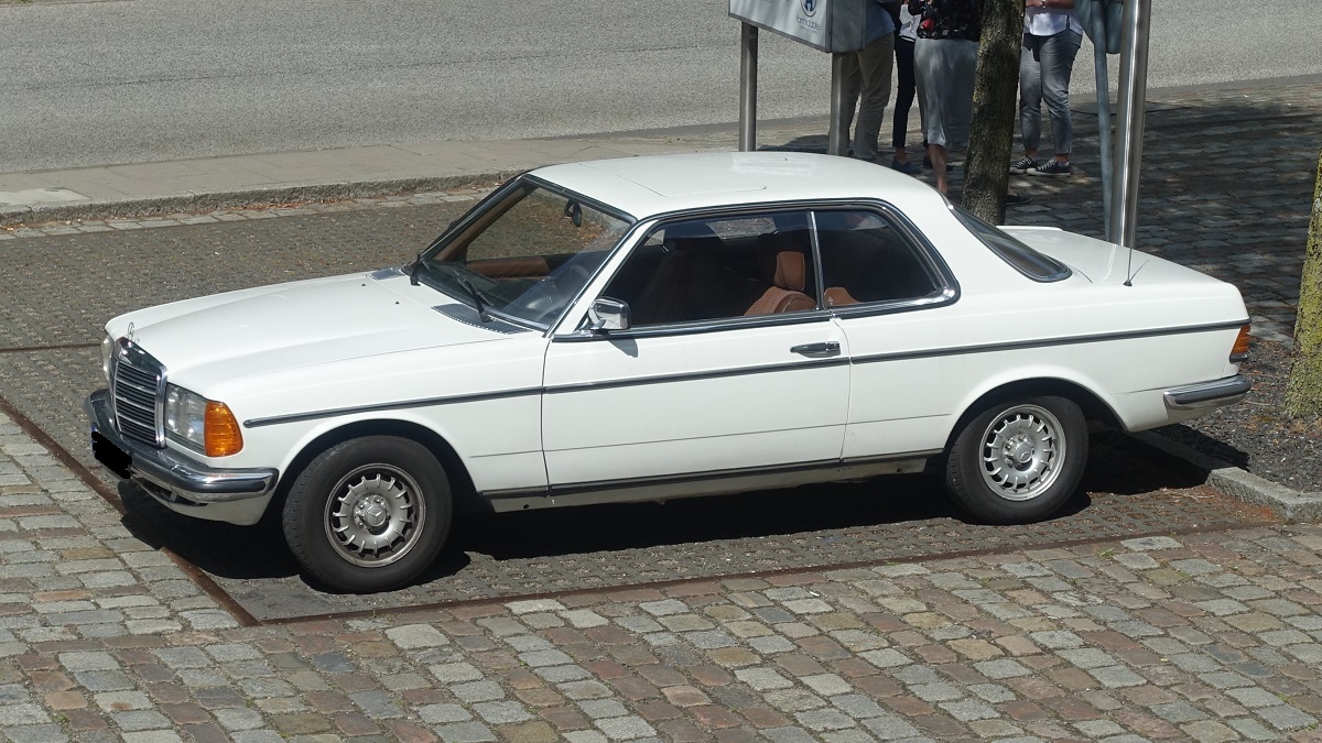 Mercedes Benz C123 (Coupé) am 9.8.2022 in HH-Altona, Produktionszeit: 1977-1982 /