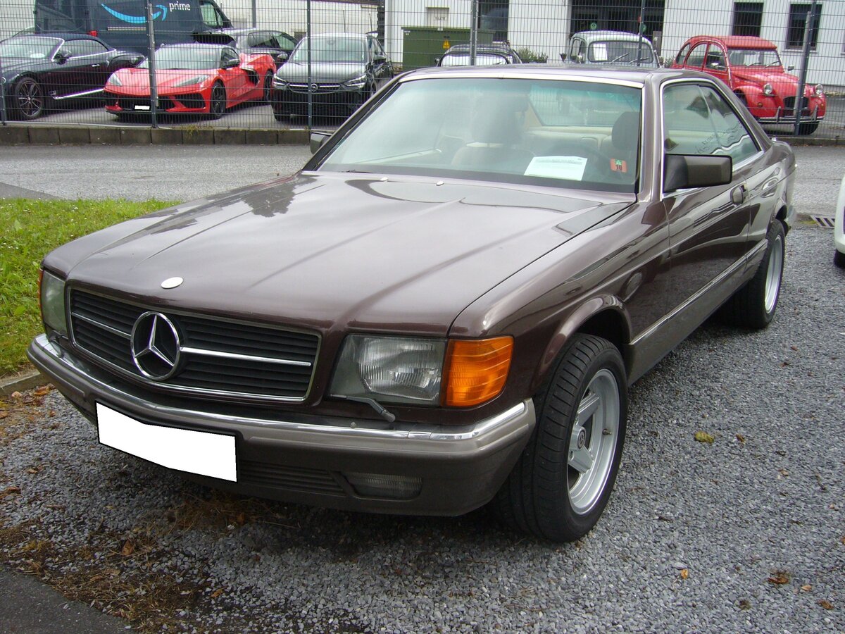 Mercedes Benz C126 500SEC aus dem Jahr 1983. Gebaut wurde die Coupe-Modellreihe C126 von 1981 bis 1990. Sie kam somit also zwei Jahre nach Erscheinen der W126 Limousine auf den Markt. Vom 500SEC wurden insgesamt 29.685 Fahrzeuge ausgeliefert. Im Jahr 1983 lag der Grundpreis für ein solches Fahrzeug bei DM 82.400,00. Der V8-Motor hat einen Hubraum von 4973 cm³ und leistet ab dem Modelljahr 1981 231 PS. Die Höchstgeschwindigkeit wurde mit 225 km/h angegeben. Der Verbrauch soll bei 17 Litern Superbenzin auf 100 Kilometer gelegen haben. Ratingen-Breitscheid am 30.07.2023.