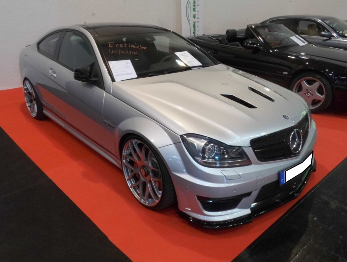 Mercedes Benz C202 C63 AMG Coupe im Farbton MB775 iridiumsilbermetallic. Dieses schicke Coupe wurde 2014 an einen Fußballprofi des italienischen Seria A-Clubs AC Mailand ausgeliefert. Er ist mit so fast allem ausgestattet, was man damals auf der Zubehörliste ankreuzen konnte. Sogar das leistungssteigernde  Edition-507 Paket . Der V8-Motor hat einen Hubraum von 6208 cm³ und leistet 507 PS. Die Höchstgeschwindigkeit der  Edition 507  Fahrzeuge wurde mit 280 km/h angegeben. Retro Classics in Essen am 09.04.2026.