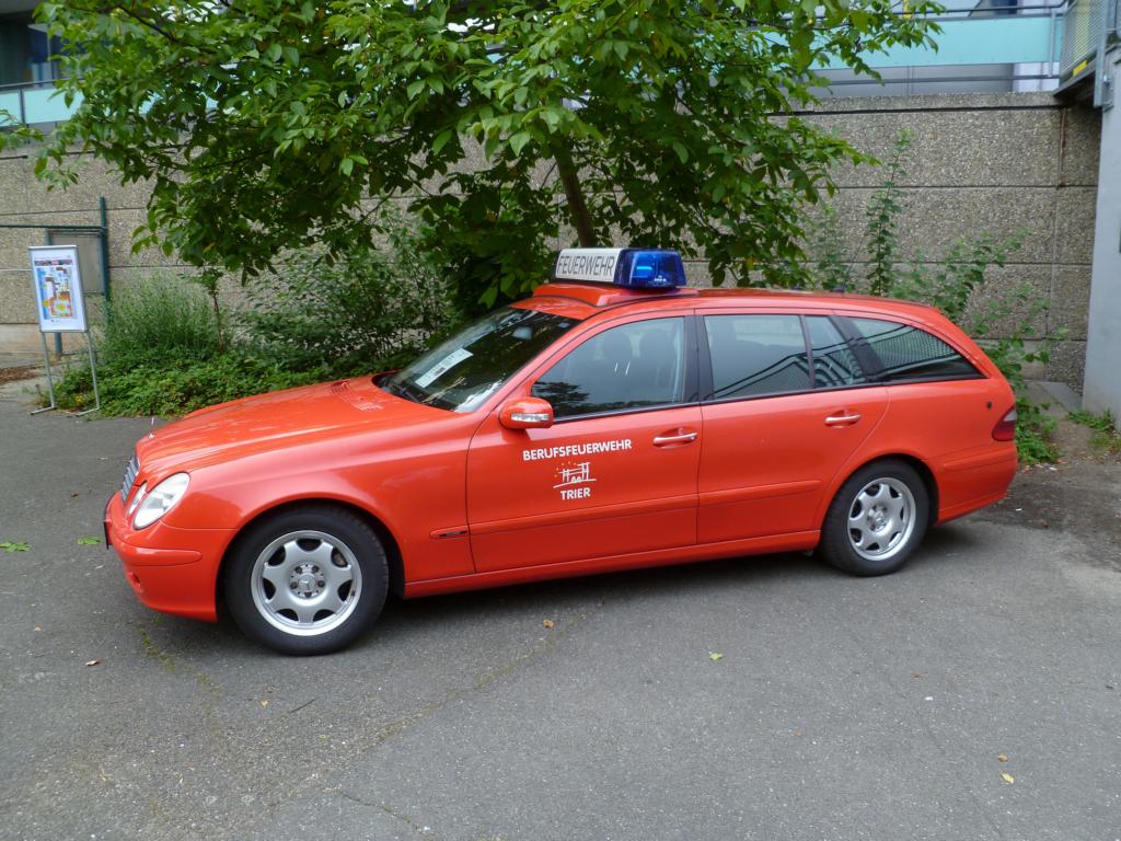 Mercedes-Benz E-Klasse KdoW, aufgenommen am 14.09.2014 beim Tag der offenen Tür der Berufsfeuerwehr Trier