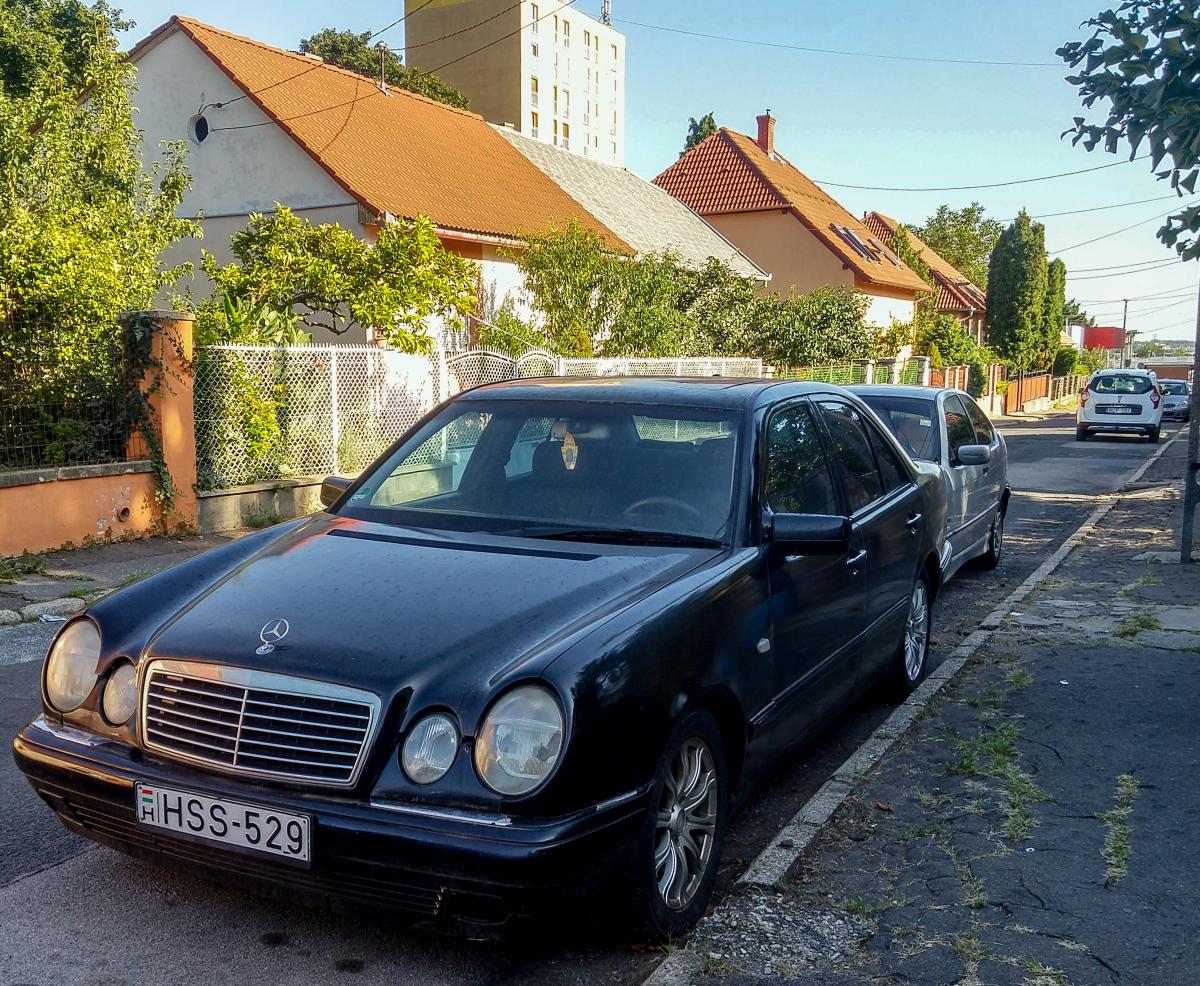 Mercedes-Benz E-Klasse W210, fotografiert in September, 2019, Pécs (Ungarn).