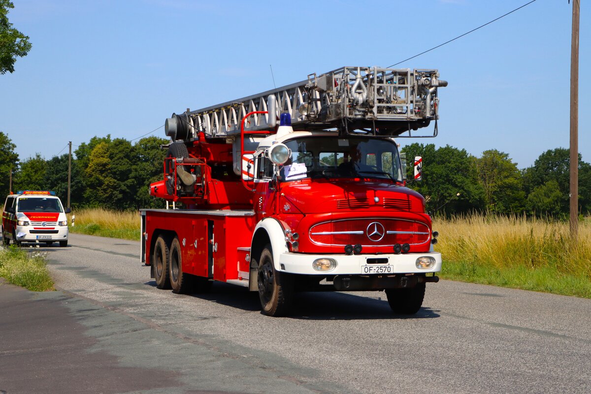 Mercedes Benz Feuerwehr Oldtimer Drehleiter bei einer Ausfahrt am 28.06.26 im Landkreis Gie�en 