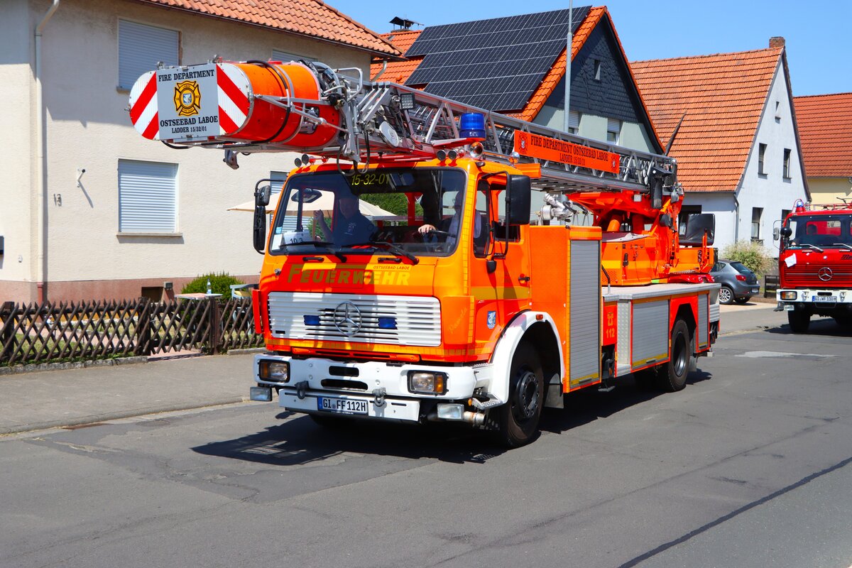 Mercedes Benz Feuerwehr Oldtimer Drehleiter bei einer Ausfahrt am 28.06.26 im Landkreis Gie�en 