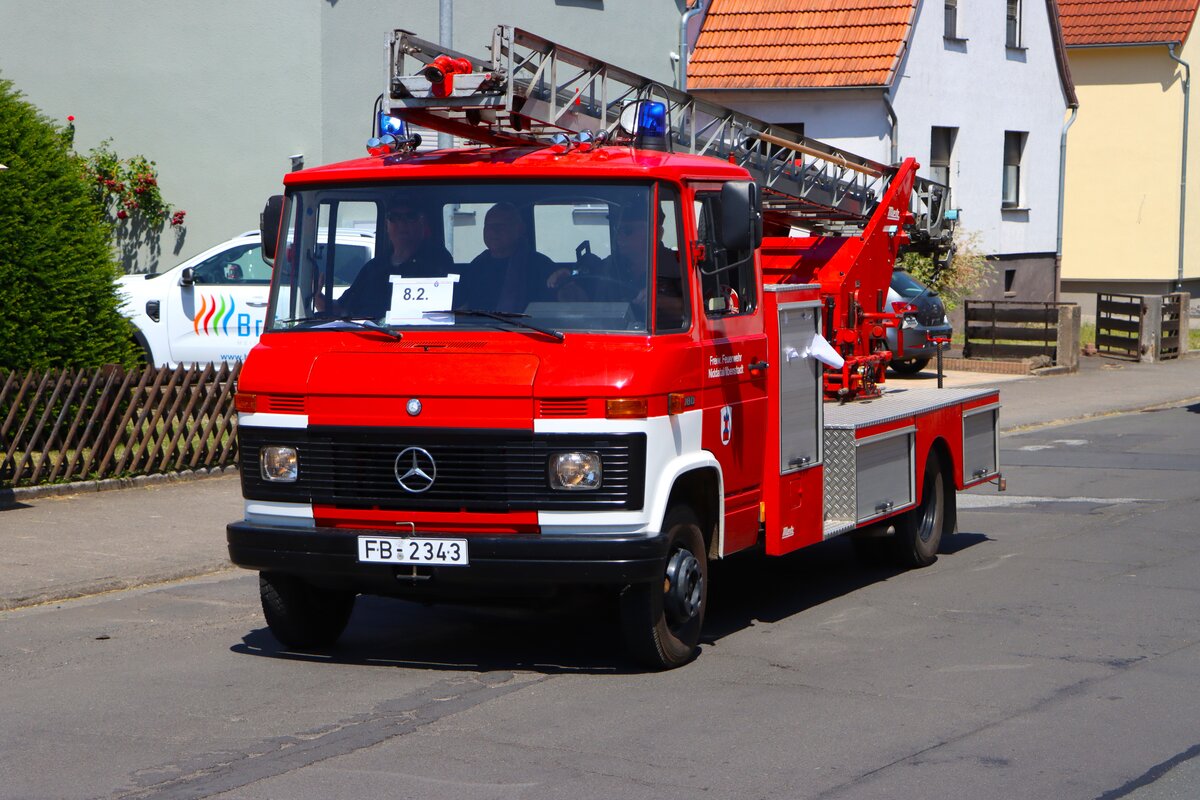 Mercedes Benz Feuerwehr Oldtimer Drehleiter bei einer Ausfahrt am 28.06.26 im Landkreis Gie�en