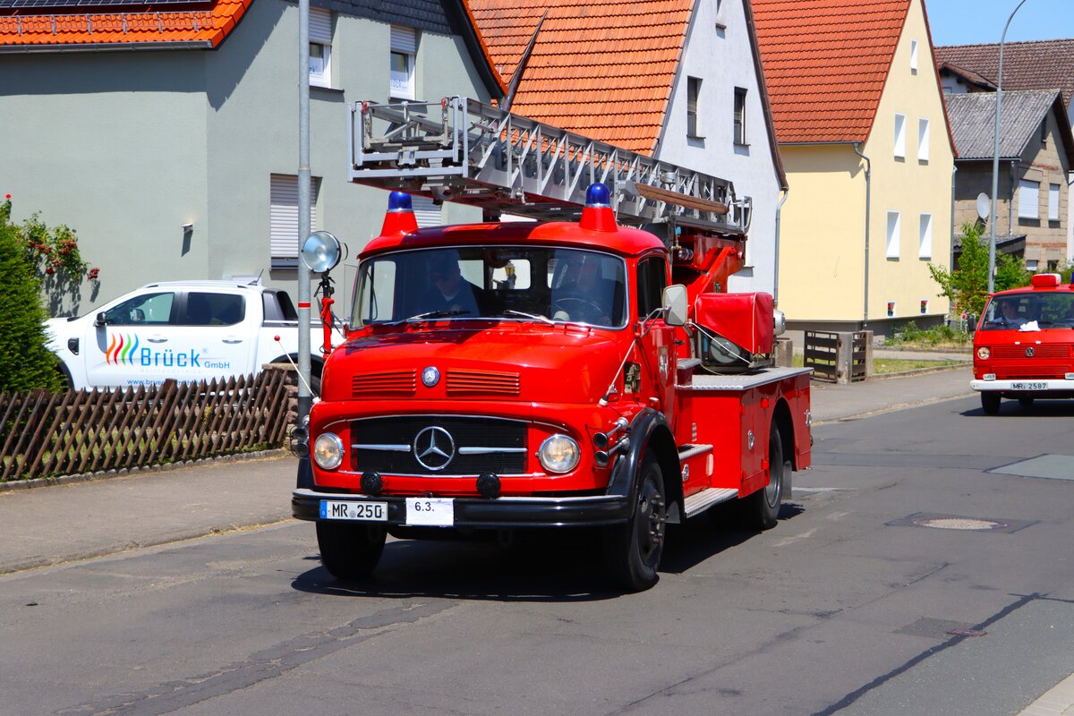 Mercedes Benz Feuerwehr Oldtimer Drehleiter bei einer Ausfahrt am 28.06.26 im Landkreis Gie�en