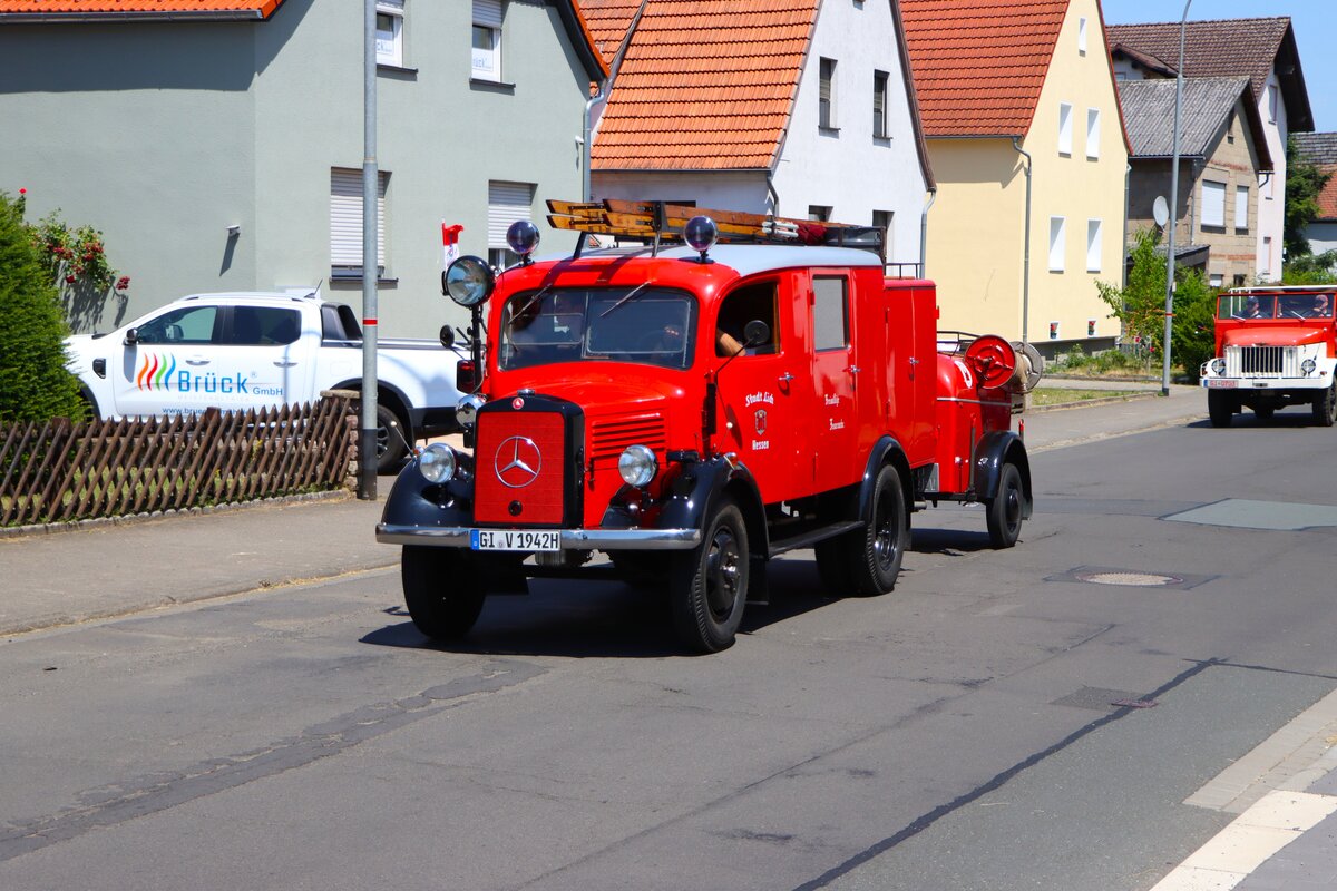 Mercedes Benz Feuerwehr Oldtimer L�schfahrzeug bei einer Ausfahrt am 28.06.26 im Landkreis Gie�en 