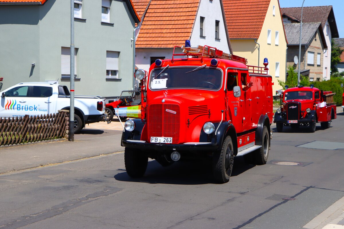 Mercedes Benz Feuerwehr Oldtimer L�schfahrzeug bei einer Ausfahrt am 28.06.26 im Landkreis Gie�en 