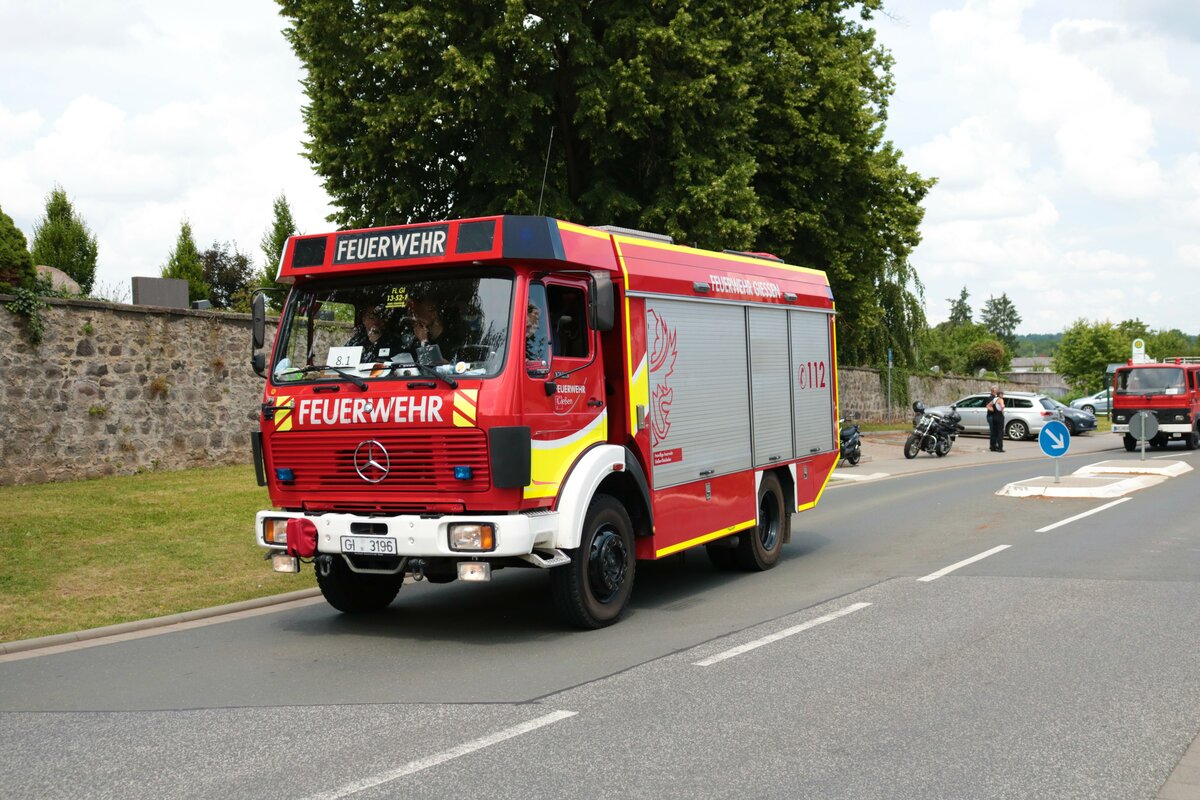 Mercedes Benz Feuerwehrfahrzeug am 04.07.21 bei einer Oldtimer Parade zum Jubiläum 75 Jahre Kreisfeuerwehrverband Gießen in Lich (Hessen)