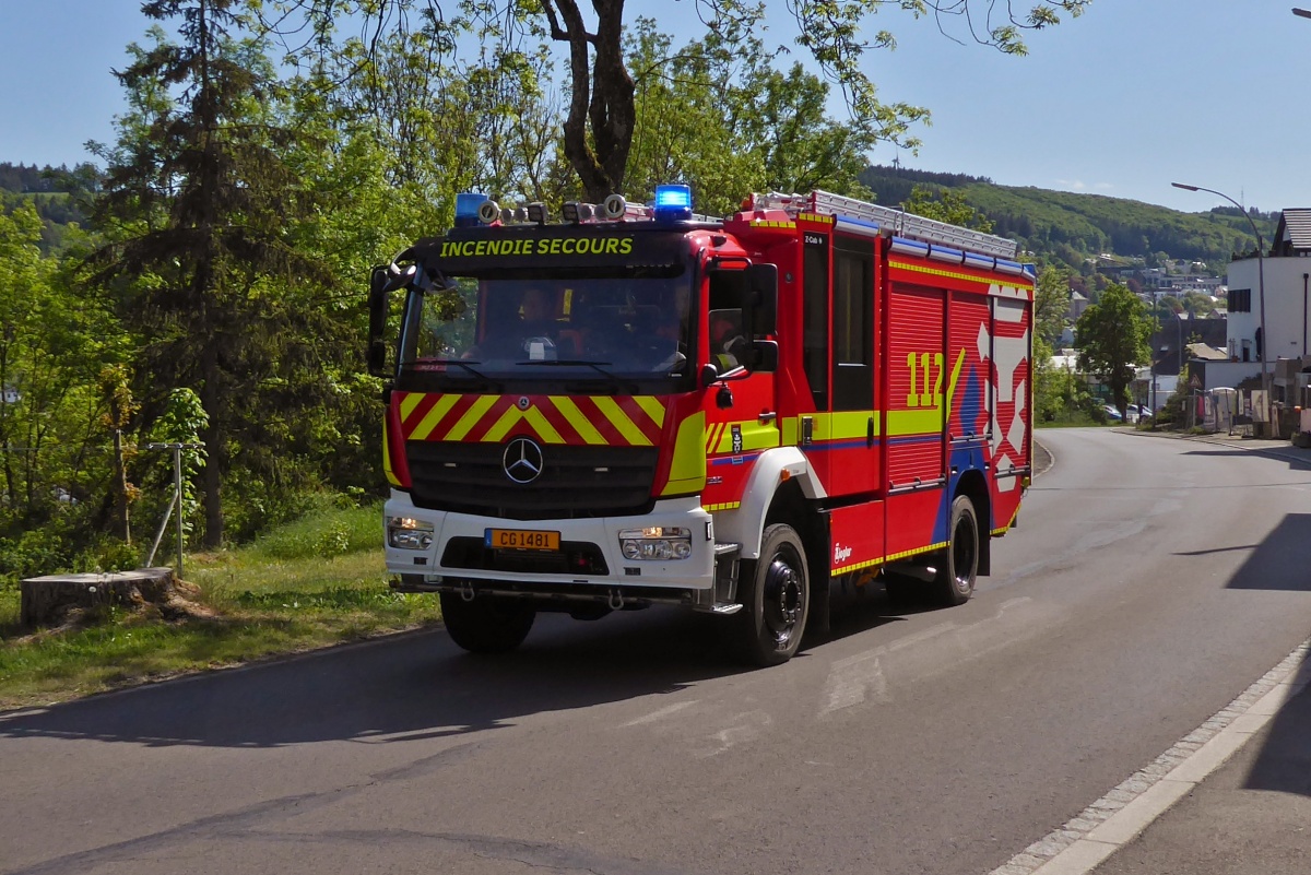 Mercedes Benz Gerätewagen der Feuerwehr von Wiltz eilt zu einem Einsatz. 05.2022

