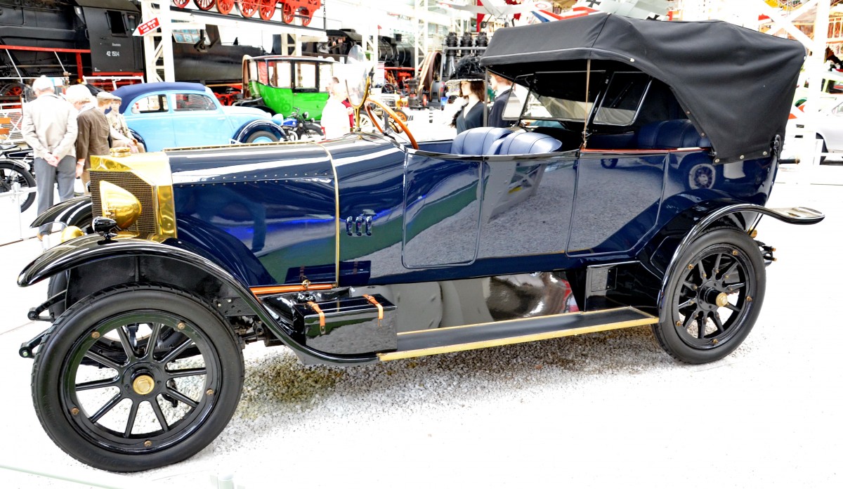 Mercedes-Benz ,,Knight``  Baujahr: 1919, Leistung: 45-50 PS, Hubraum:4000 ccm, von diesem Typ wurden von 1910 bis 1923 insgesammt 5350 Autos gefertigt.  Gesehen im Museum Speyer am 09.06.2015.