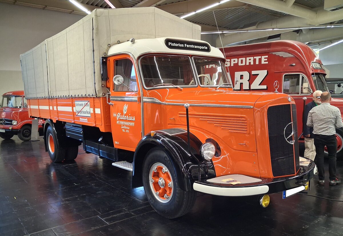 Mercedes Benz L315 Pritschen Lastwagen. Eine massige Motorhaube, ein K�hlergrill im Stil des ber�hmten  Adenauer-Mercedes  und dahinter eine eine relativ schmale Fahrerkabine. So pr�sentierte sich im Jahr 1950 der neue 6.6 Tonner Mercedes Benz L6600. Er war die erste Neukonstruktion des Werkes Gaggenau nach WW2. Ab dem Modelljahr 1954 wurde dann aus dem L6600 der fast identische L315. Ein solcher Pritschen-LKW stand im September 1955 mit einem Kaufpreis von DM 37.950,00 in den Preislisten des Herstellers. Den Antrieb besorgt ein Sechszylinder-Vorkammer-Dieselmotor mit einem Hubraum von 8276 cm� und einer Leistung von 145 PS. Die maximale Geschwindigkeit wurde damals mit ca. 70 km/h. Techno Classica Salon in Dortmund am 25.09.2026.