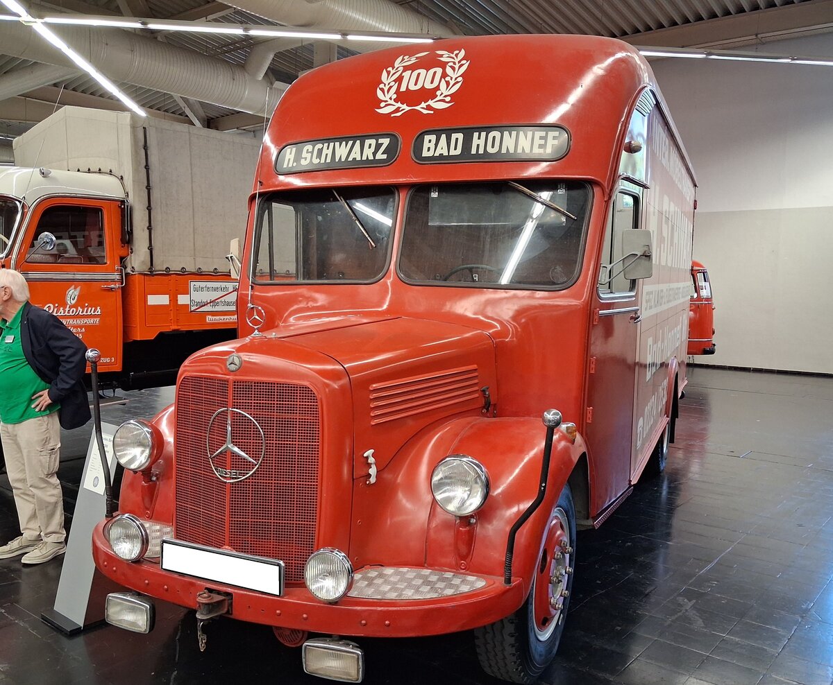 Mercedes Benz L3500 aus dem Jahr 1954 mit einem M�belkofferaufbau von Ackermann. Der Ackermann Fahrzeugbau war zum damaligen Zeitpunkt noch in Wuppertal-Vohwinkel beheimatet. Das fabrikneue Fahrgestell eines L3500 kostete im Jahr 1954 mit F�hrerhaus rund DM 11.000,00. Ein hochwertiger und aerodynamischer M�belkofferaufbau der Firma Ackermann inklusive des typischen Innenausbaus (wie Filzverkleidung und Zurrleisten) schlug ca. mit DM 7.000,00 zu Buche. Den Antrieb besorgt der bekannte OM312 Dieselmotor. Dieser Sechszylinderreihenmotor hat einen Hubraum von 4580 cm� und leistet 90 PS. Die eingetragene Nutzlast dieses LKW betr�gt 3170 Kilogramm. Techno Classica Salon in Dortmund am 25.09.2026.
