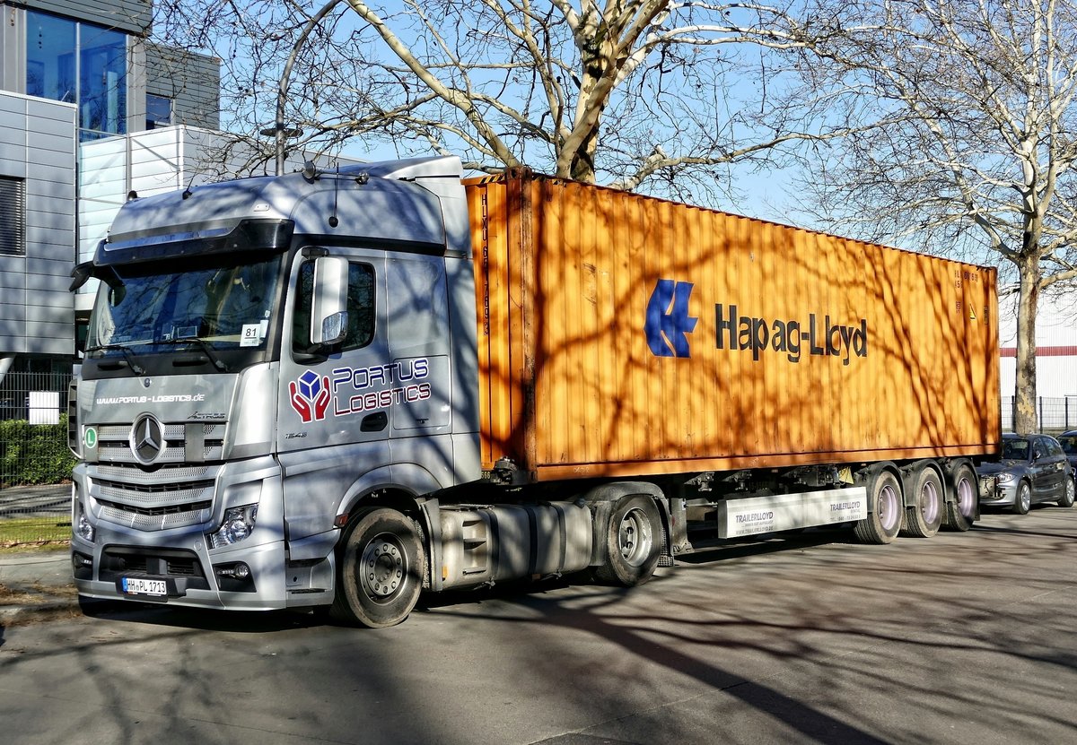Mercedes -Benz MB Actros 1645 von Portus Logistics & Hapag Lloyd Container, Berlin im Februar 2019.