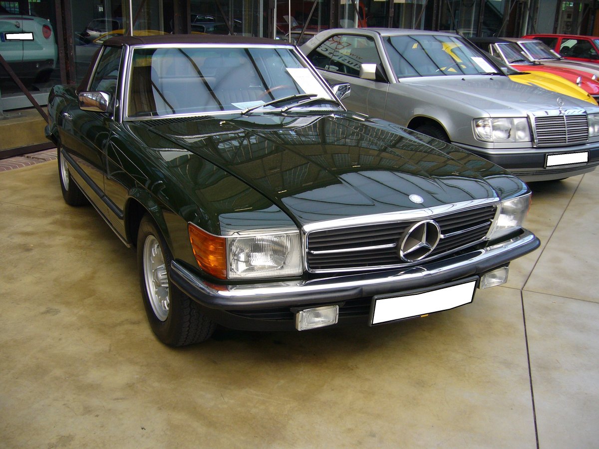 Mercedes Benz R107 380SL, produziert von 1980 bis 1985. Der Mercedes Benz R107 wurde bereits 1970 vorgestellt und stand ab 1971 bei den Händlern. Während der neunzehnjährigen Produktionszeit gab es etliche Änderungen in den Motorisierungen und kleinere Facelifts. Der V8-Motor, dieses im Farbton eibengrünmetallic lackierten 380SL aus dem Jahr 1984, hat einen Hubraum von 3839 cm³ und leistet 204 PS. Die Höchstgeschwindigkeit dieses Modelles wurde mit 205 km/h angegeben. Classic Remise Düsseldorf am 23.05.2019.