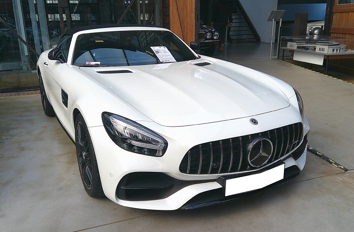 Mercedes Benz R190 AMG GT Roadster aus dem Jahr 2020. Das Coupe C190 2015 wurde 2015 vorgestellt. Im September 2016 wurde dann auf dem Pariser Autosalon dann auch die Roadster-Version der Öffentlichkeit präsentiert. Der V8-Motor aus der AMG-Schmiede in Affalterbach hat einen Hubraum von 3982 cm³ und leistet in diesem Modell 476 PS. Classic Remise Düsseldorf am 02.03.2026.