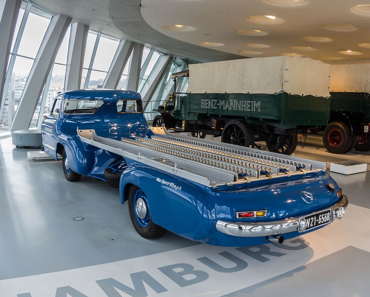Mercedes-Benz Renntransporter -Rückansicht. Foto: 30.11.2012, Mercedes-Benz Museum.