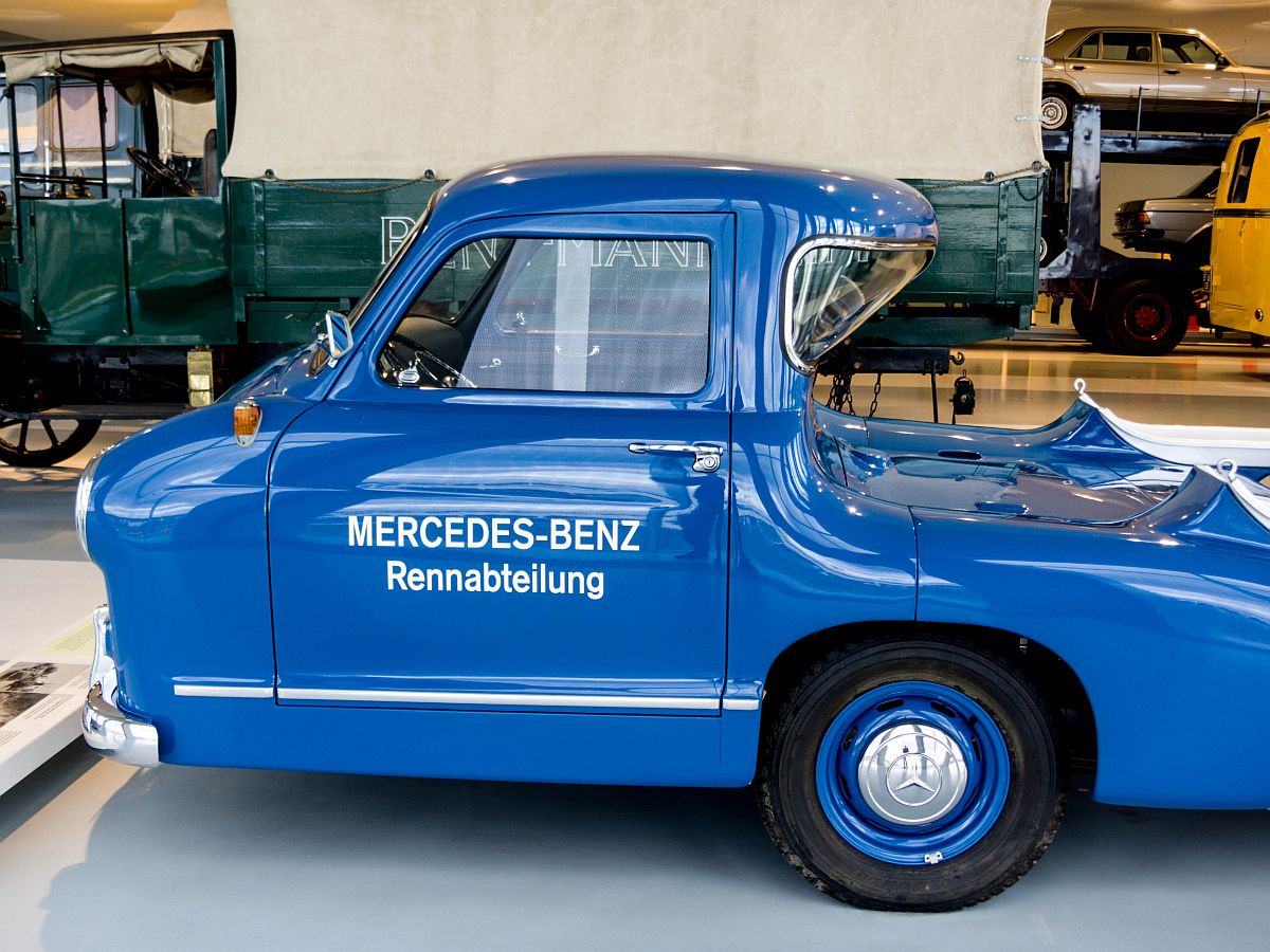 Mercedes-Benz Renntransporter, Seitenansicht. Foto: 30.11.2012, Mercedes-Benz Museum.