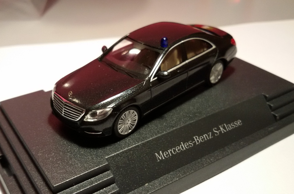 Mercedes Benz S Klasse als GSG9 oder SEK Kripo Fahrzeug mit aufgesetztem Blaulicht
WIKING HO 1:87 