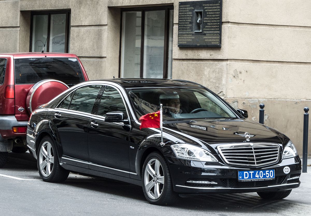 Mercedes-Benz S-Klasse mit einer chinäsischen Flage in der Innenstadt von Budapest. Aufnahmezeit: 30.05.2014