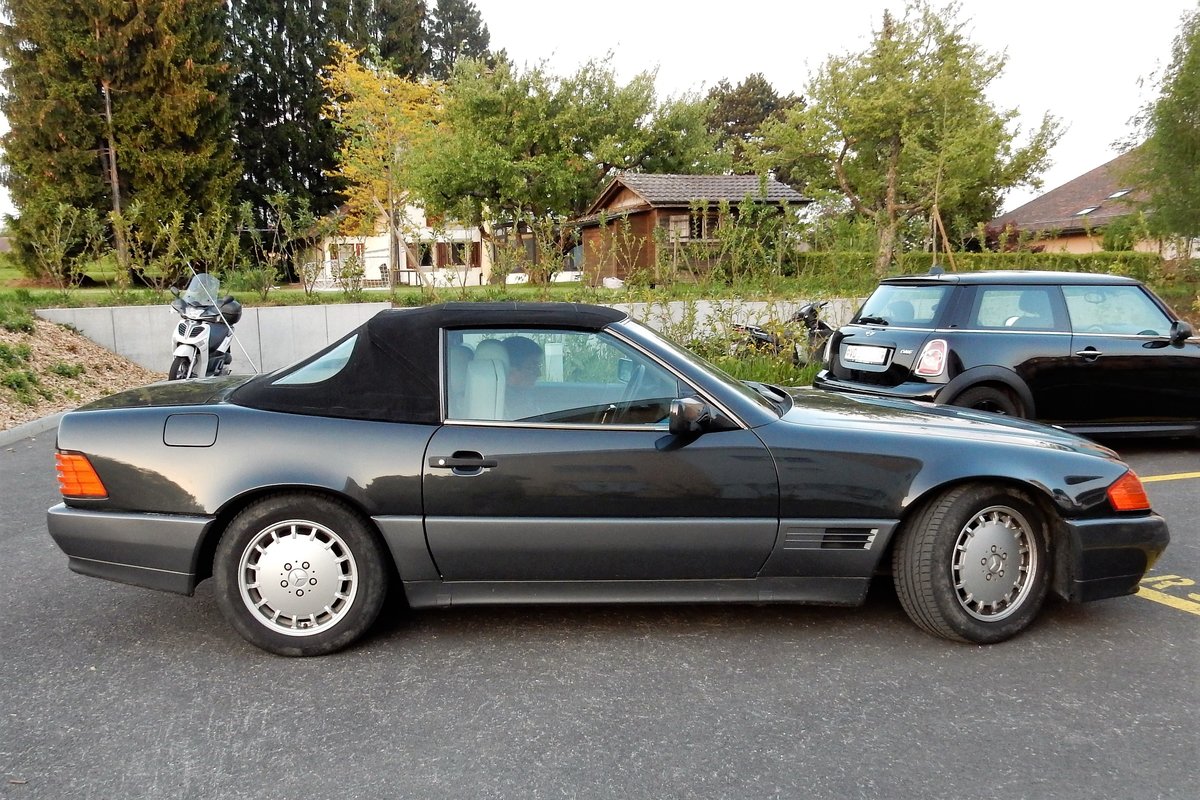 Mercedes-Benz SL 500, Baujahr 1992. Aufgenommen am 16. Mai 2015 in Froideville, Kanton Waadt, Schweiz
