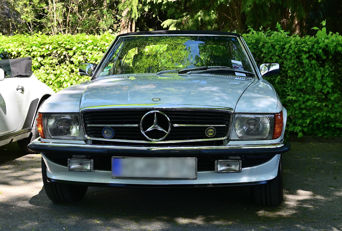 Mercedes-Benz SL der Baureihe R107, am 1.5.2026 auf dem Show / Ausstellungsgel�nde des Fr�hlingserwachen der Oldtimerfreunde Grenzland, Loherhof Geilenkirchen