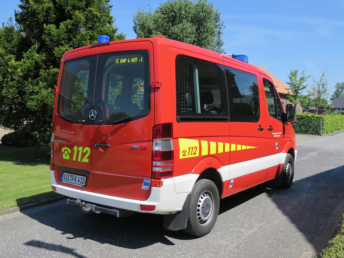 Mercedes-Benz Sprinter 316 CDI, Mannschaftstransportwagen MTF-1 der Freiwilligen Feuerwehr Schmalbroich. 
Kempen, 25.5.17