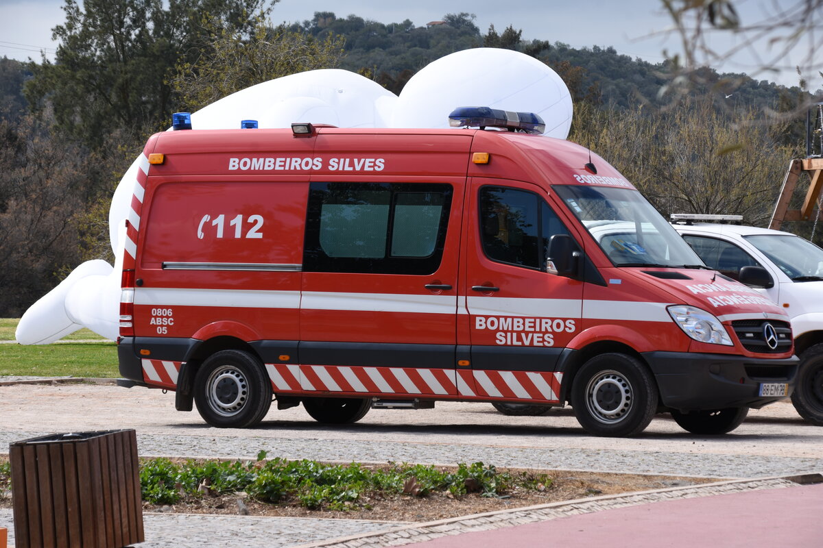 Mercedes-Benz Sprinter als Einsatzfahrzeug der Feuerwehr von Silves am Messe- und Ausstellungsgelände FISSUL in Silves/Portugal, 18.02.2022