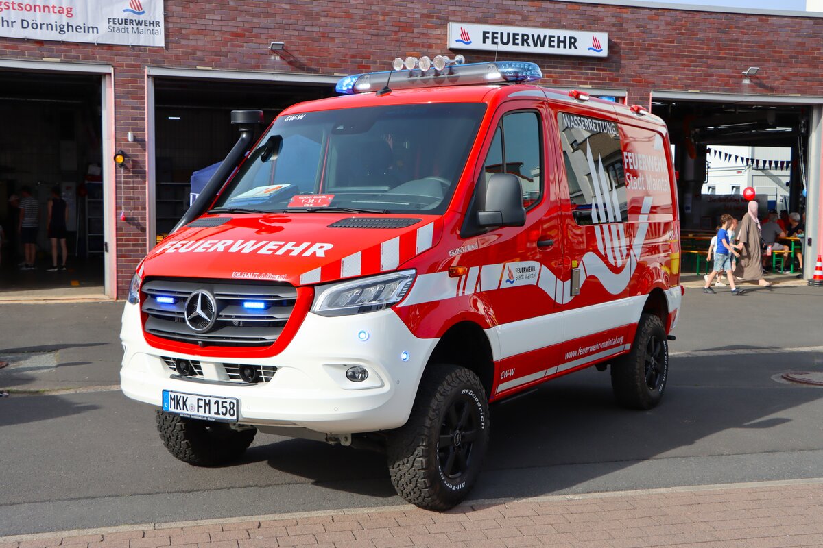 Mercedes Benz Sprinter Iglhaut Allrad GW-Wasserretung Feuerwehr Maintal (Florian Maintal 1-58-1) am 24.05.26 beim Tag der offenen T�r in D�rnigheim. Danke f�r das kleine spontane Shooting