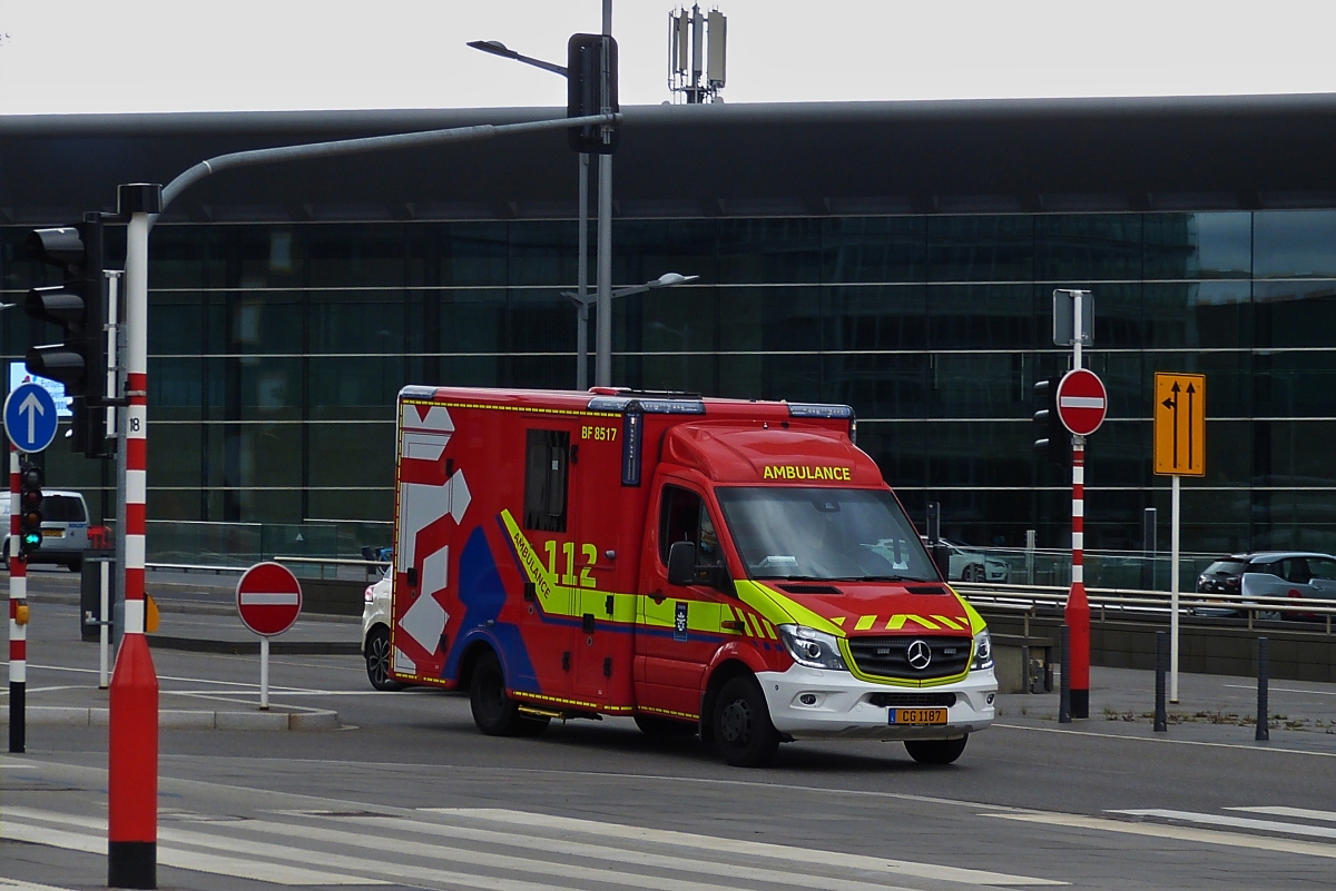 Mercedes Benz Sprinter Krankenwagen vom CGDIS unterwegs in der Stadt Luxemburg. 07.2020