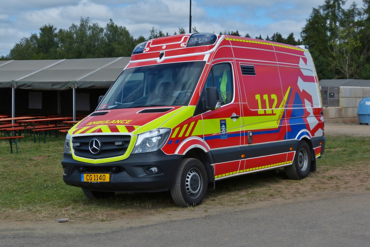 Mercedes Benz Sprinter Krankenwagen, war vor Ort, beim Tag der offenen Tr der luxemburgischen Armee in Diekirch. 10.07.2022