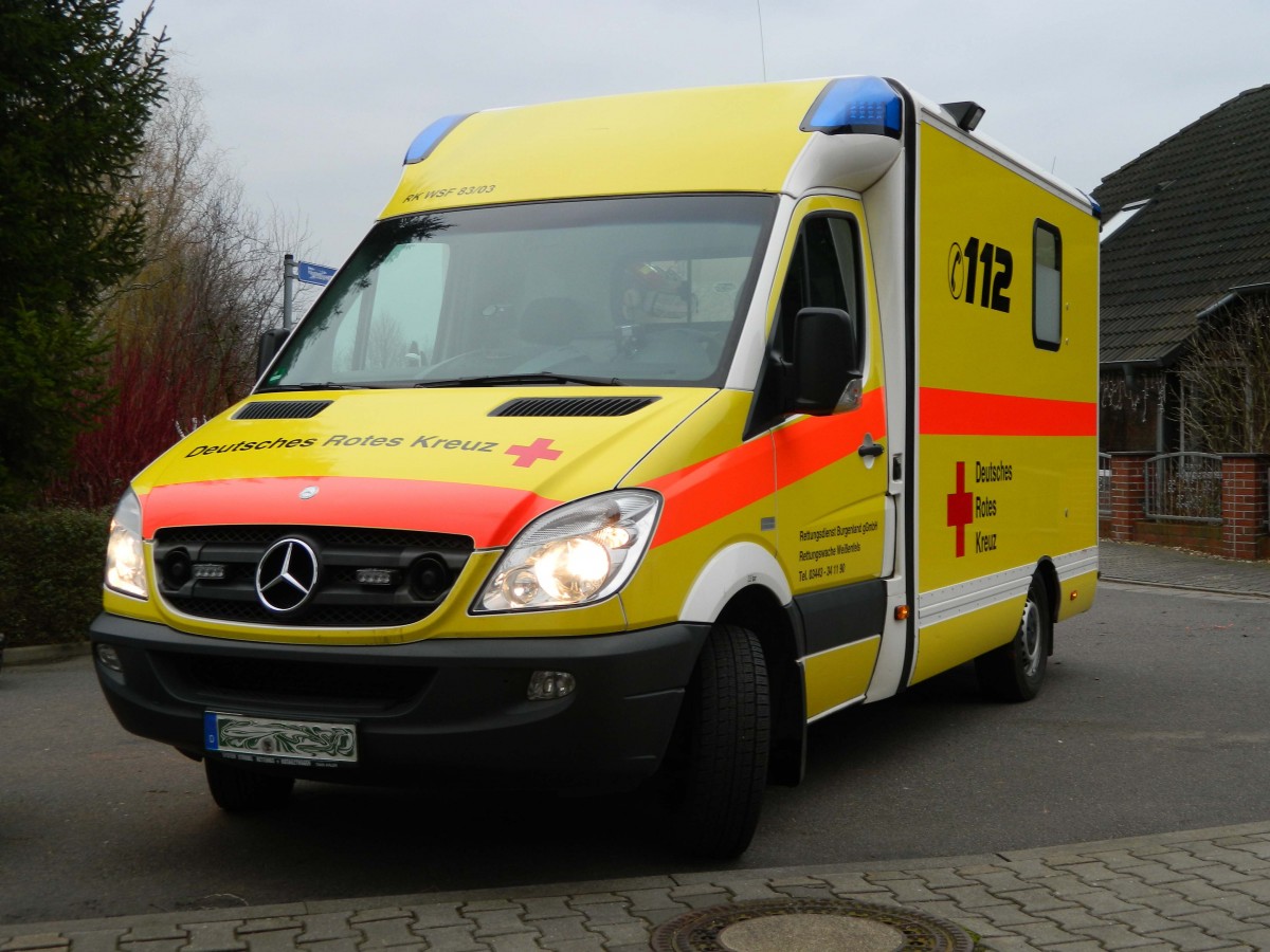 Mercedes-Benz Sprinter mit Kastenaufbau als RTW des DRK - Rettungswache Weißenfels am 05.01.2015 in Lützen.