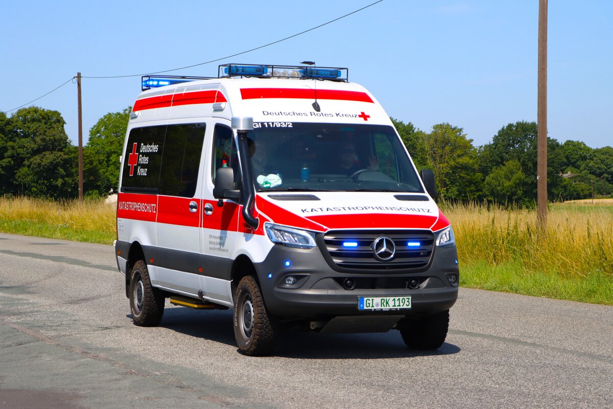 Mercedes Benz Sprinter N-KTW Kreisverband Marburg Gie�en (Rotkreuz Gie�en 5/93/11) bei einer Ausfahrt am 28.06.26 im Landkreis Gie�en 
