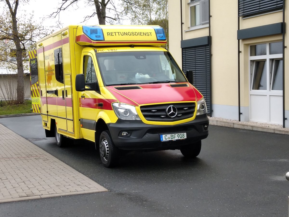 Mercedes Benz Sprinter Rettungswagen der Berufsfeuerwehr Chemnitz am 19.04.2020 in Chemnitz Planitzwiese per Handy aufgenommen. Ich durfte ihn schon mehrmals benutzen.