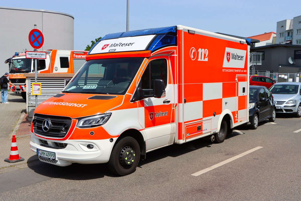 Mercedes Benz Sprinter RTW Malteser Frankfurt (Johannes Frankfurt 41/83-2) am 24.05.26 beim Tag der offenen T�r der Feuer- und Rettungswache 3 in Frankfurt Nied
